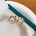 Eleganti orecchini a cuore in acciaio al titanio dorato con cristalli di zirconia - Orecchini a Bottone Cuore Zirconia Bianca (7830)