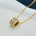 Elegante gouden titanium ketting met cilinderhanger en dubbele rij fonkelende kristallen - Dubbele Rij Zirkonia Stijl / Goud