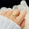 Detalle de anillo dorado ajustable con piedra rosa cuadrada en mano con encaje - Abierto Ajustable / Blanco Roto Terrón de Azúcar