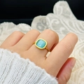 Anillo ajustable de oro minimalista con piedra azul cuadrada en el dedo de mujer - Abierto Ajustable / Azul Real Terrón de Azúcar