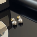 Élégantes boucles d'oreilles en titane doré avec perles blanches et oxydes de zirconium - Clou Perle Zircon / Or