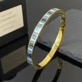 Bracciale in acciaio al titanio dorato con intarsio in smalto blu e bianco geometrico - Ondulazione d'Acqua Oro (4172)