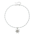 Nahaufnahme der weißen Perlenkette mit silbernen Perlen und einem Strass Sonnenanhänger - Halskette (Stahlfarbe)