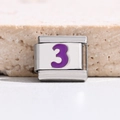 Macro-opname van roestvrijstalen bedel met paars geëmailleerd cijfer 3 voor armbanden - Paars Cijfer 3