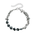 Detailopname van hartvormige zwarte kralen en zilveren metalen kralen op de halsketting - Armband