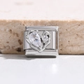 Makroaufnahme von Silber-Charm mit hohlem Herzdesign und birnenförmigen Zirkonia - Herz mit zwei Zirkonen Stil (MK-3134)