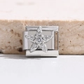 Makro-Detail eines silberfarbenen Modular-Charms mit funkelndem Stern aus Zirkoniasteinen - Pave Stern Zirkon Stil (MK-3135)
