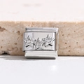 Nahaufnahme eines silbernen Modul-Charms mit drei funkelnden Zirkonia-Sternen - Dreifach-Sterne Zirkon Stil (MK-3137)