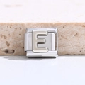 Detailansicht eines silbernen Edelstahl-Armbandglieds mit dem Buchstaben E für DIY-Schmuck - Buchstabe E