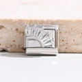 Makroansicht des italienischen Charm-Links mit Baguette-Zirkonia in Kronenform - Radiale Geometrie Zirkon Stil (MK-3140)