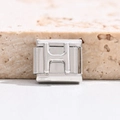 Makroaufnahme von silbernem Edelstahl-Buchstabe H für modulare italienische Armbänder - Buchstabe H