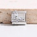 Makroaufnahme eines silbernen Modularmband-Glieds mit Zirkonia-Sternen auf Steinstruktur - Kreuzstern Marquise Zirkon Stil (MK-3143)