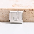 Makroaufnahme von italienischem Armband-Glied aus Edelstahl mit geprägtem Buchstaben J - Buchstabe J