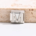 Makroaufnahme von italienischem Armband-Glied aus Edelstahl mit geprägtem Buchstaben M - Buchstabe M