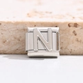 Makroaufnahme aus poliertem Edelstahl Italienisches Charm mit geprägtem Buchstaben N - Buchstabe N