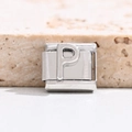 Nahaufnahme eines italienischen Edelstahl-Charms in Silber mit erhobenem Buchstaben P - Buchstabe P