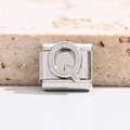 Makroaufnahme von italienischem Armbandglied aus Edelstahl mit geprägtem Buchstaben Q - Buchstabe Q