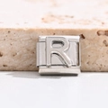 Makroaufnahme der polierten italienischen Armband-Element aus Edelstahl mit Buchstabe R - Buchstabe R