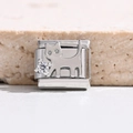 Detail van modulaire zilveren kattenbedeltje met zirkonia voor een DIY-armband - Zirkonia Kat Stijl (MK-3151)