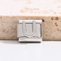 Makroaufnahme von Edelstahl-Charm-Link für italienische Armbänder mit geprägtem Buchstaben U - Buchstabe U