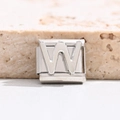 Makroaufnahme des silbernen Edelstahl Armbandglieds mit dem Buchstaben W Motiv - Buchstabe W