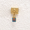 Detailansicht goldener Edelstahl-Charms mit rot-blauem Emaille-Geschenkkarton - Geschenkbox-Stil (GMKDZ-702)