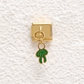 Nahaufnahme von goldenem Italian Charm Link mit grünem Emaille-Schleifen-Anhänger auf Stein - Schleife-Stil (GMKDZ-703)