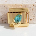 Vista macro del eslabón modular italiano con gema azul de pera y base en tono dorado - Estilo de Diamante de Imitación Azul en Forma de Pera (MK-1211) / 5 Piezas / Dorado