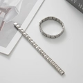 Dettaglio del bracciale modulare italiano in acciaio inossidabile con cuori incisi - Freccia in due Cuori (Argento) / Argento