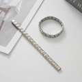Dettaglio macro del bracciale italiano con maglie in acciaio inossidabile e corone dorate - Cinturino con Motivo a Corona (BD-156) / 9mm / Argento e Oro
