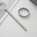 Detail van de zilveren modulaire Italiaanse bedelarmband met pootafdrukken van roestvrij staal - Voetafdruk Patroon Stijl / Staalkleur