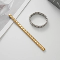 Dettaglio di bracciali modulari in acciaio inossidabile con rilievo a farfalla ed elastico - Stile Farfalla in Rilievo / Oro