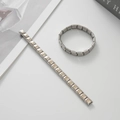 Dettaglio ravvicinato di ciondoli a farfalla modulari italiani su un bracciale estensibile - Farfalla Svuotata con Accento Dorato (BD-277) / Argento e Oro