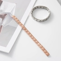 Dettaglio di bracciali elastici modulari in oro rosa e argento con incisione in acciaio inox - Cinturino Oro Rosa (BD-8) / Oro rosa