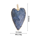 Dettaglio macro del ciondolo a cuore in pietra blu con bordi dorati e dimensioni precise - Ciondolo a Cuore in Pietra Blu Strutturata (DZ-1560)