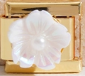 Italienisches Charm-Glied aus Gold mit schillernder Blume und Kunstperle - Weiße Irisierende Blume (MK-1630)