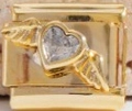 Italienisches Charm-Glied in Gold mit herzförmigem Kristall und goldenen Engelsflügeln - Schutzflügel-Stil (MK-1531)