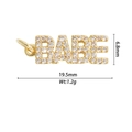 Détail macro du pendentif BABE doré serti de zircons, dimensions 19,5 mm par 6,8 mm de haut - Style BABE (DZ-2849)