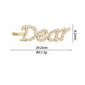 Vue détaillée du pendentif lettre Dear doré avec micro-pavage de pierres et dimensions - Style Dear (DZ-2860)