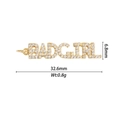 Pendentif lettres BADGIRL en cuivre micro-pavé de pierres, dimensions 32,6mm x 6,8mm - Style BADGIRL (DZ-2862)