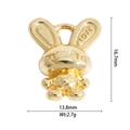 Detalle que muestra las medidas de un colgante de conejo dorado con grabado LOVE y circonitas - Estilo Conejo De Dibujos Animados (DZ-2885)