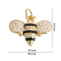 Detalle macro de un colgante de abeja dorada con circonitas y esmalte, 14,1x19,1 mm - Estilo Abeja Incrustada (DZ-2886)