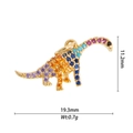 Colgante de dinosaurio con circonitas de colores y medidas detalladas del producto - Estilo Brachiosaurus (DZ-2890)