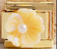Goldenes italienisches Modul-Armbandelement mit cremefarbener Blume und Perle - Cremegelber Fünfblättriger Blumenstil (MK-1627)