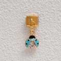 Eslabón de amuleto italiano dorado con mariquita azul y negra y circón blanco brillante - Estilo Mariquita Azul Negra (MKDZ-490)