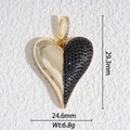 Detalle macro del colgante de corazón asimétrico con piedras negras y baño de oro - Corazón Asimétrico Zirconia Negra (DZ-3385)