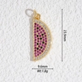 Détail d'un pendentif pastèque avec strass mesurant 23,9 mm de haut par 9,6 mm - Demi-cercle de Pastèque (DZ-3200)