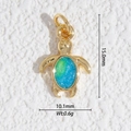 Vue macro d'un pendentif tortue de mer mesurant 15,0 mm par 10,1 mm de large - Tortue avec Pierre Bleue (DZ-3203)