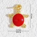 Vue détaillée de la taille d'un pendentif tortue doré avec émail rouge, 14,2 mm sur 12,7 mm - Petite Tortue Émail Rouge (DZ-3209)