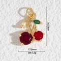 Détail macro du pendentif cerise avec pierres rouges et mesures de 16,5 mm de haut - Cerise Gemme Rouge Vert (DZ-3211)